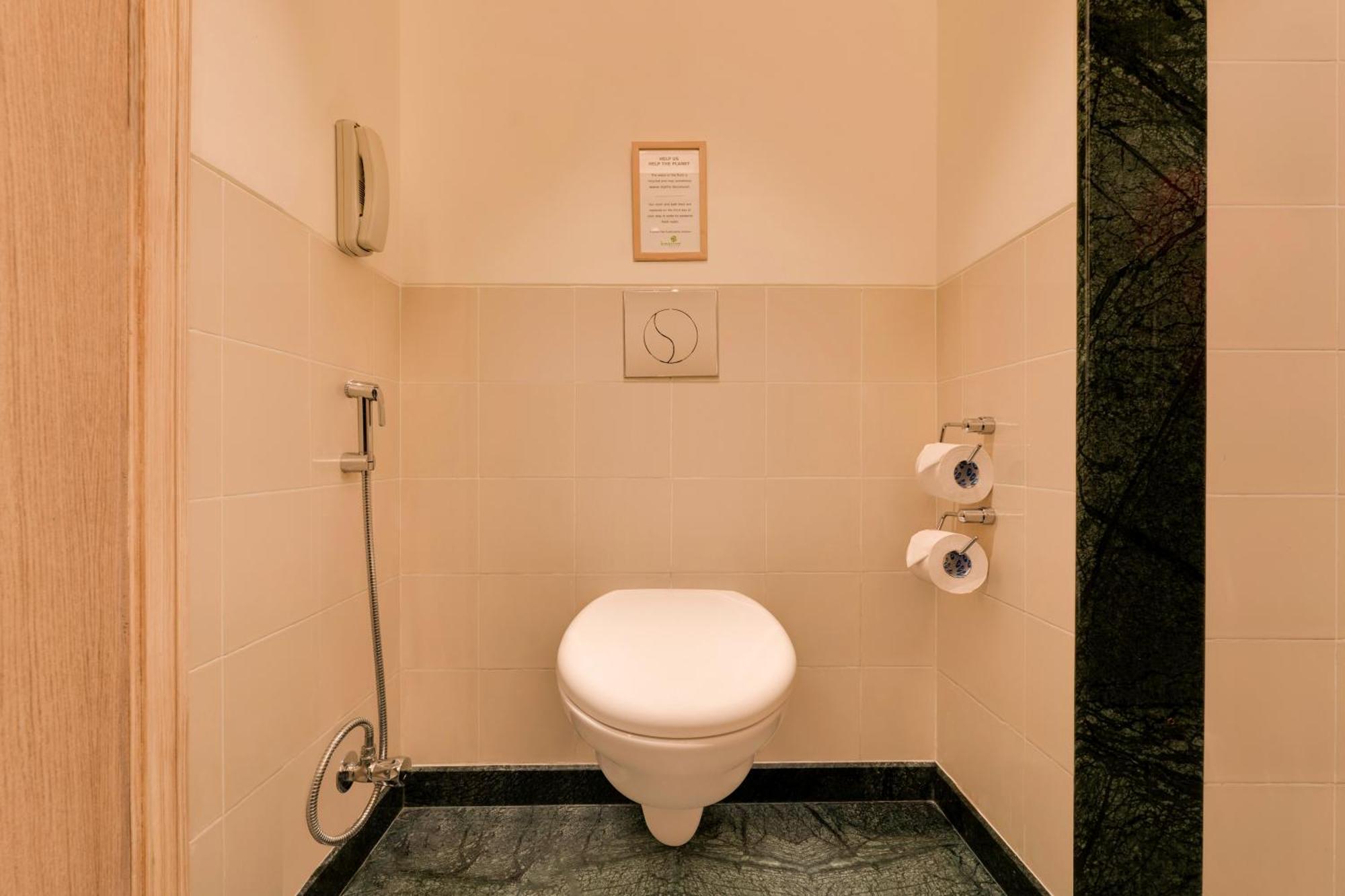 Lemon Tree Hotel, Gachibowli, Hyderabad Exteriör bild