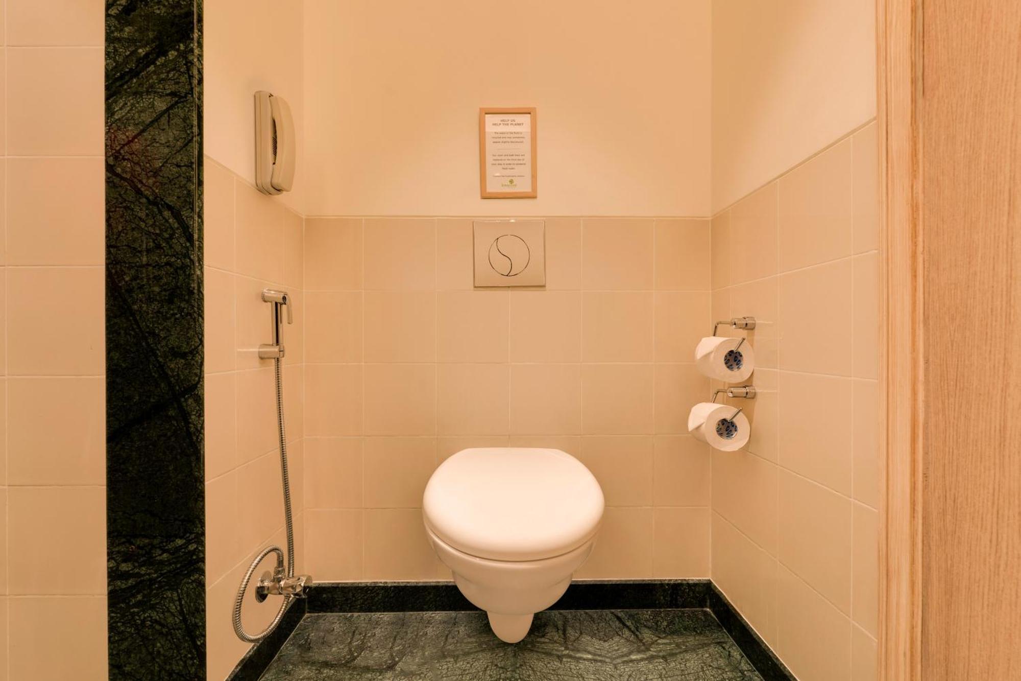 Lemon Tree Hotel, Gachibowli, Hyderabad Exteriör bild