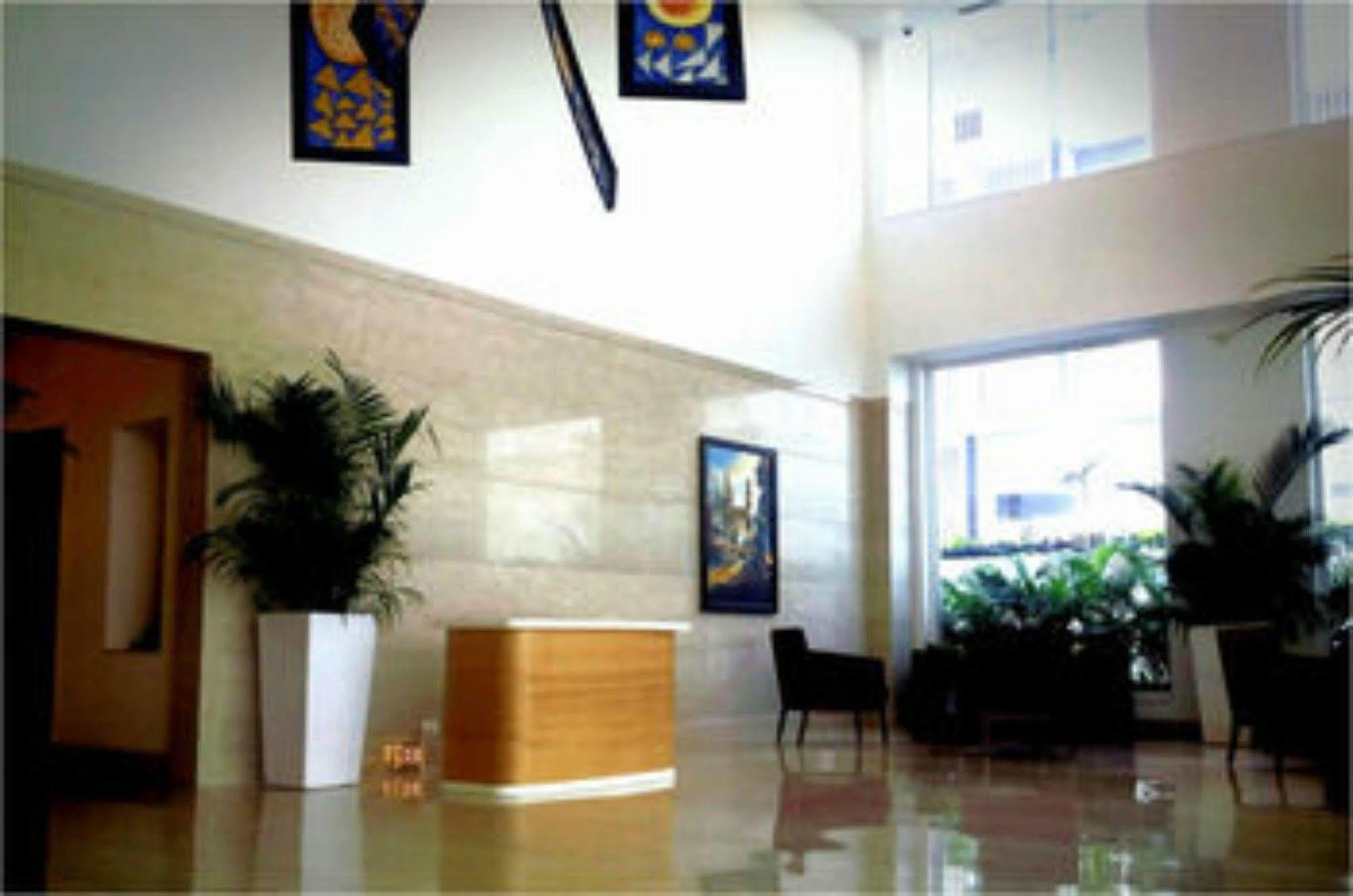 Lemon Tree Hotel, Gachibowli, Hyderabad Exteriör bild