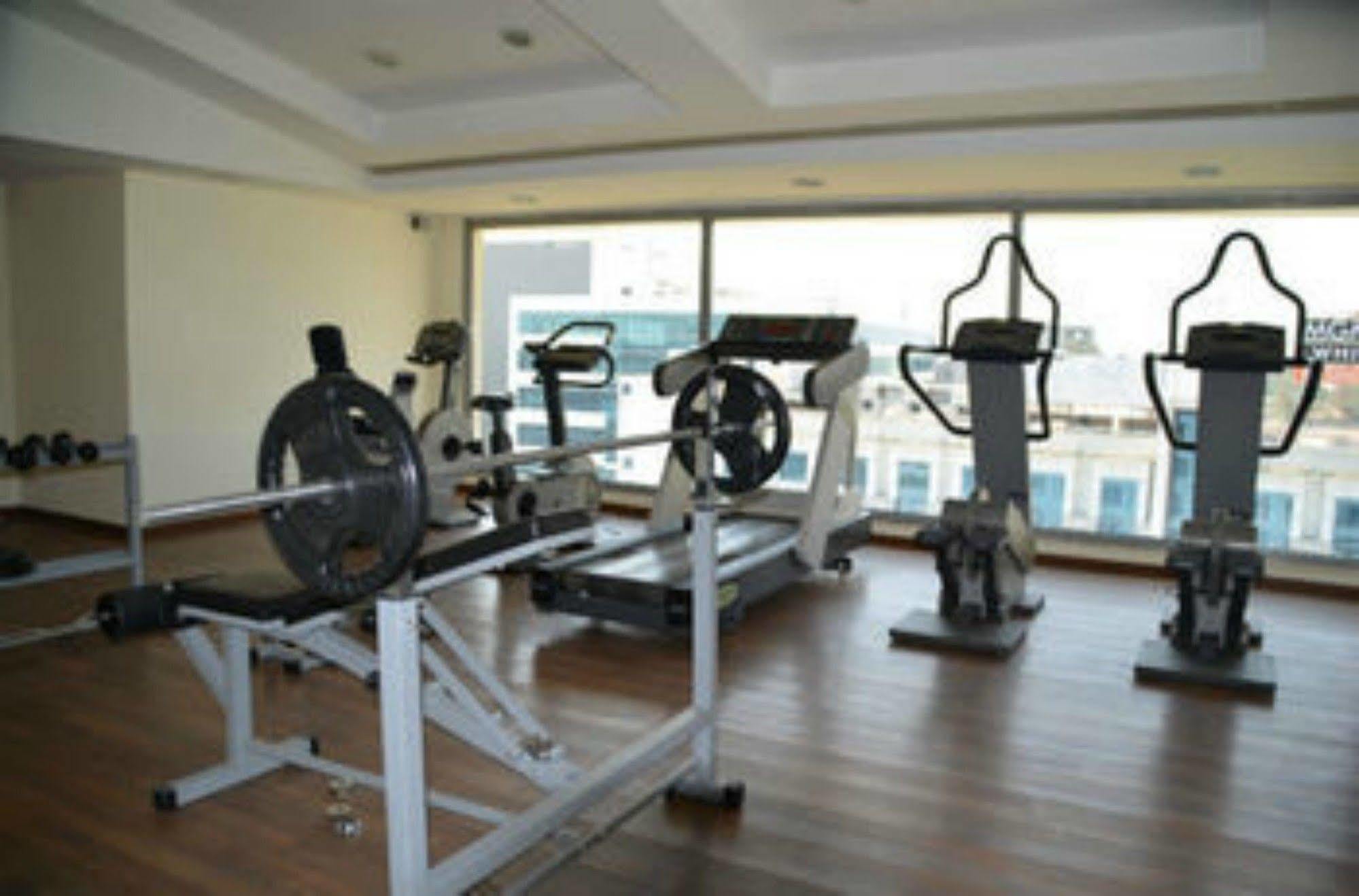Lemon Tree Hotel, Gachibowli, Hyderabad Exteriör bild